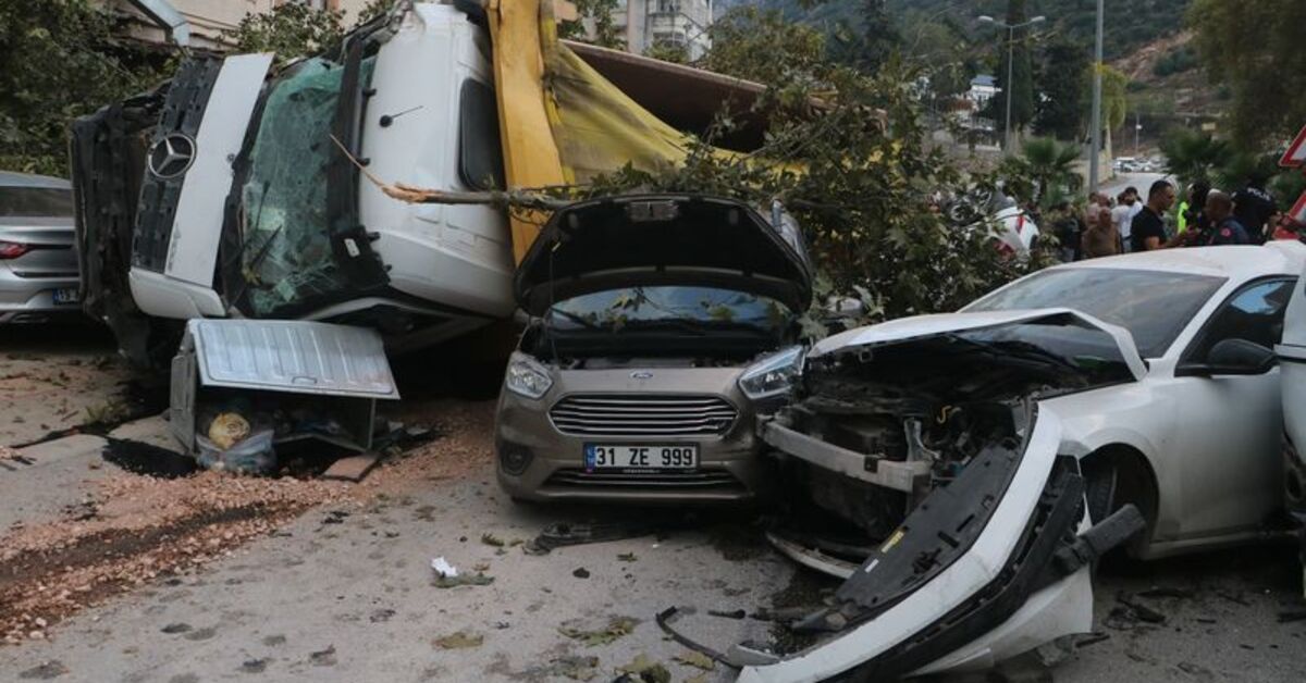 Kamyon 7 aracı biçti: 4 yaralı