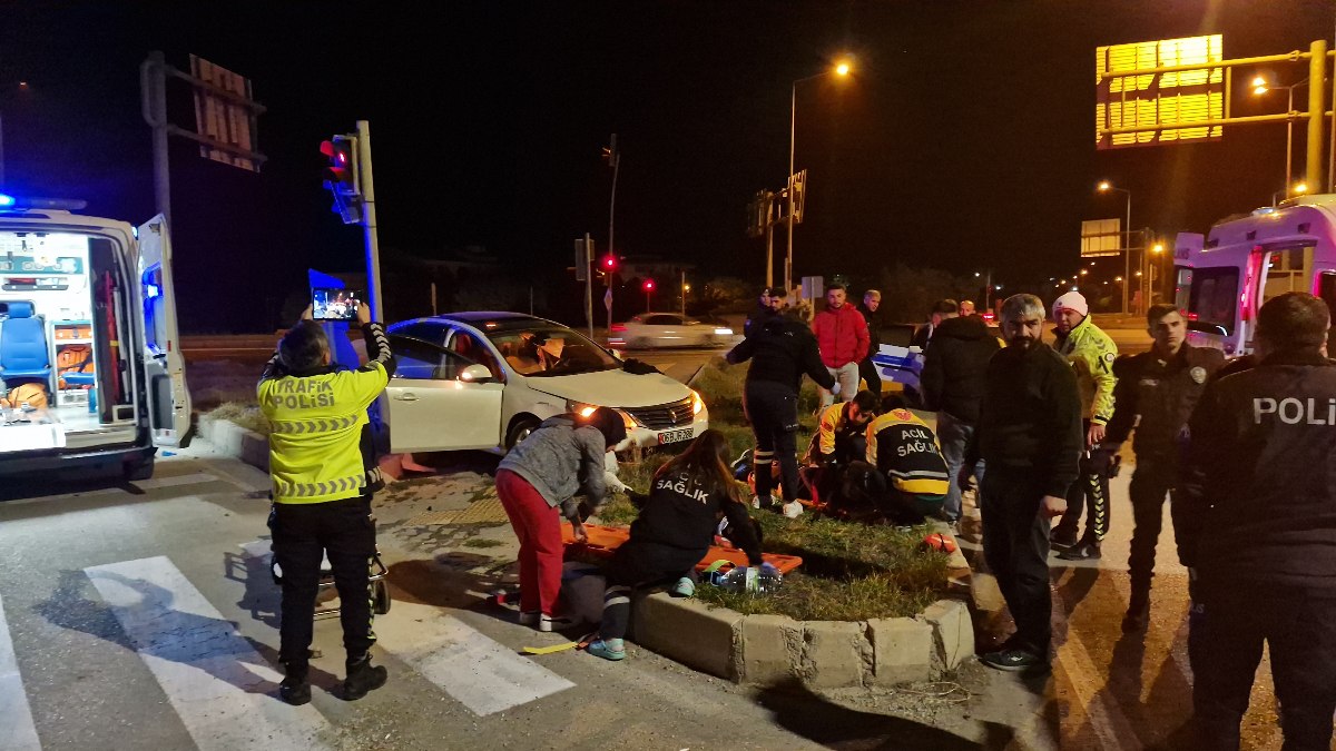 Çorum’da kontrolden çıkan otomobil yaya kaldırımına çıktı: 2 yaralı