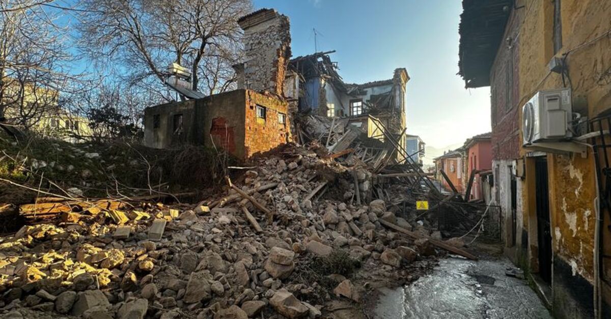 Milas’ta kaderine terk edilen tarihi ev çöktü