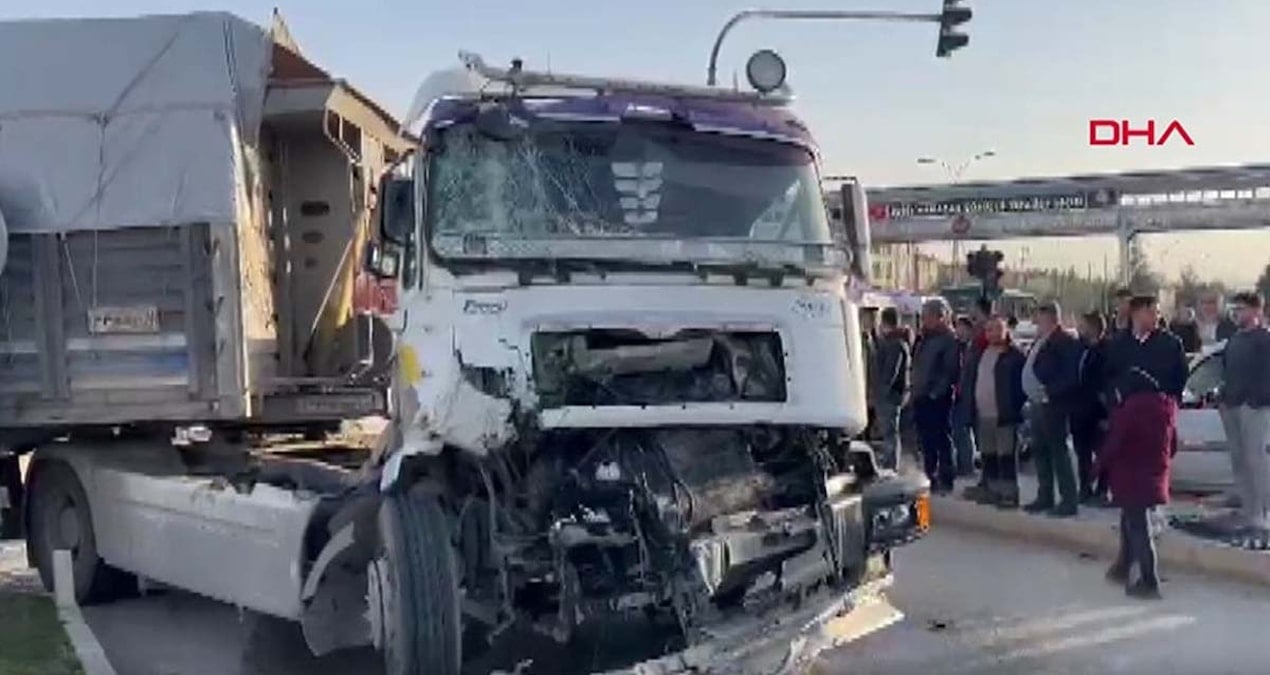 Afyonkarahisar’da TIR, midibüse çarptı: 4 yabancı uyruklu yaralandı