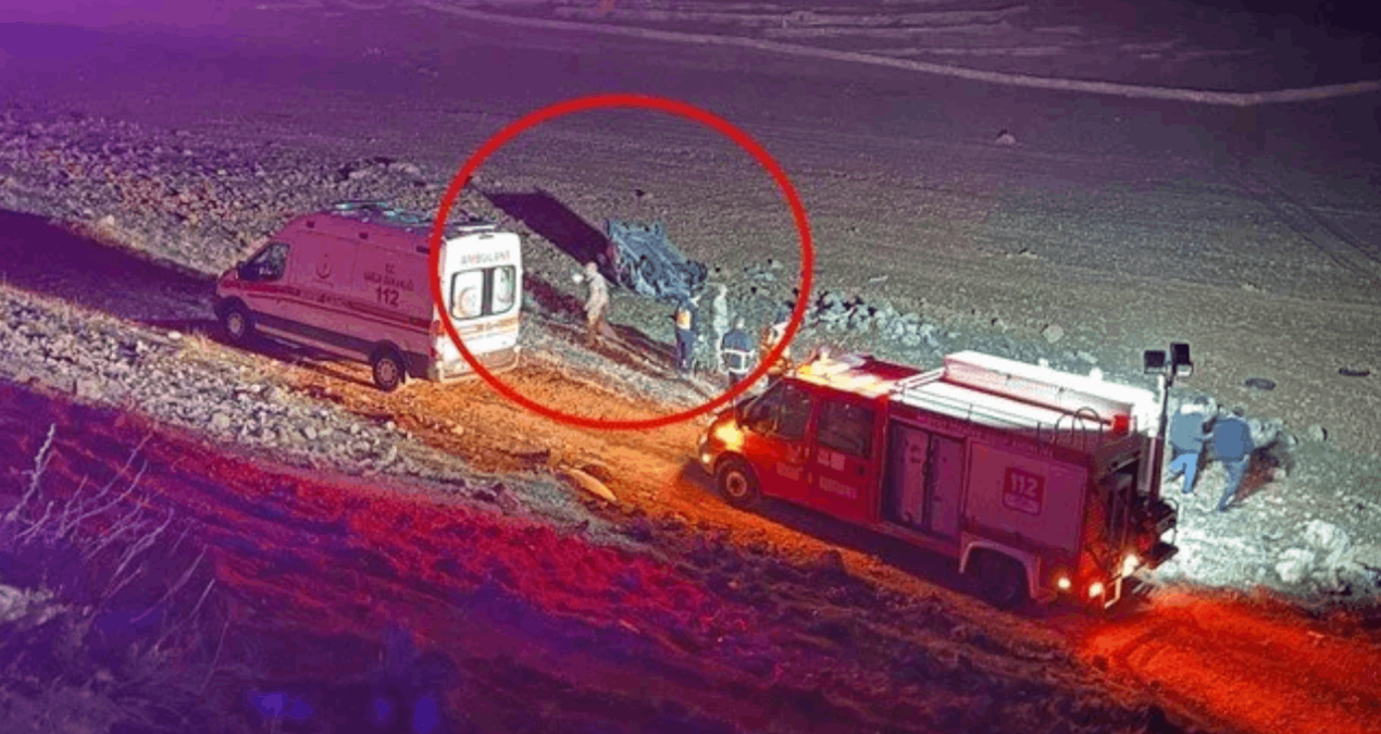 Felaket anları: Arabadan fırlayan 2 kişi can verdi