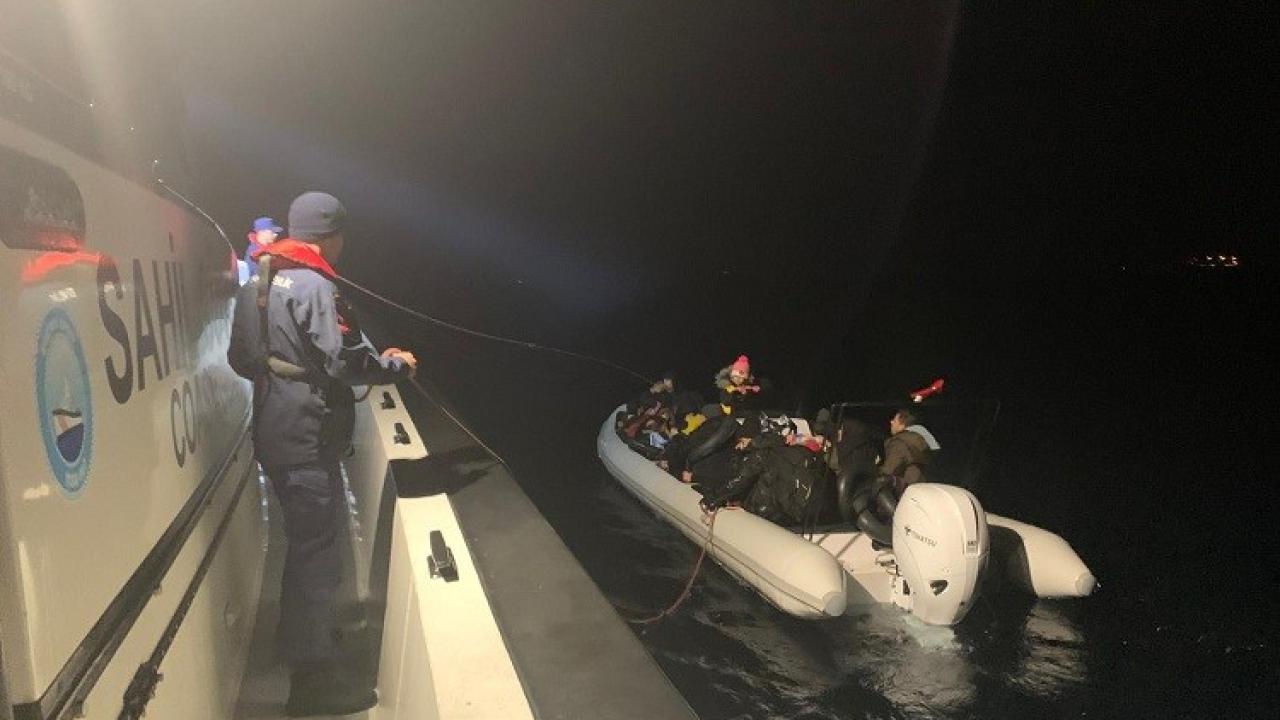 İzmir açıklarında 50 düzensiz göçmen yakalandı