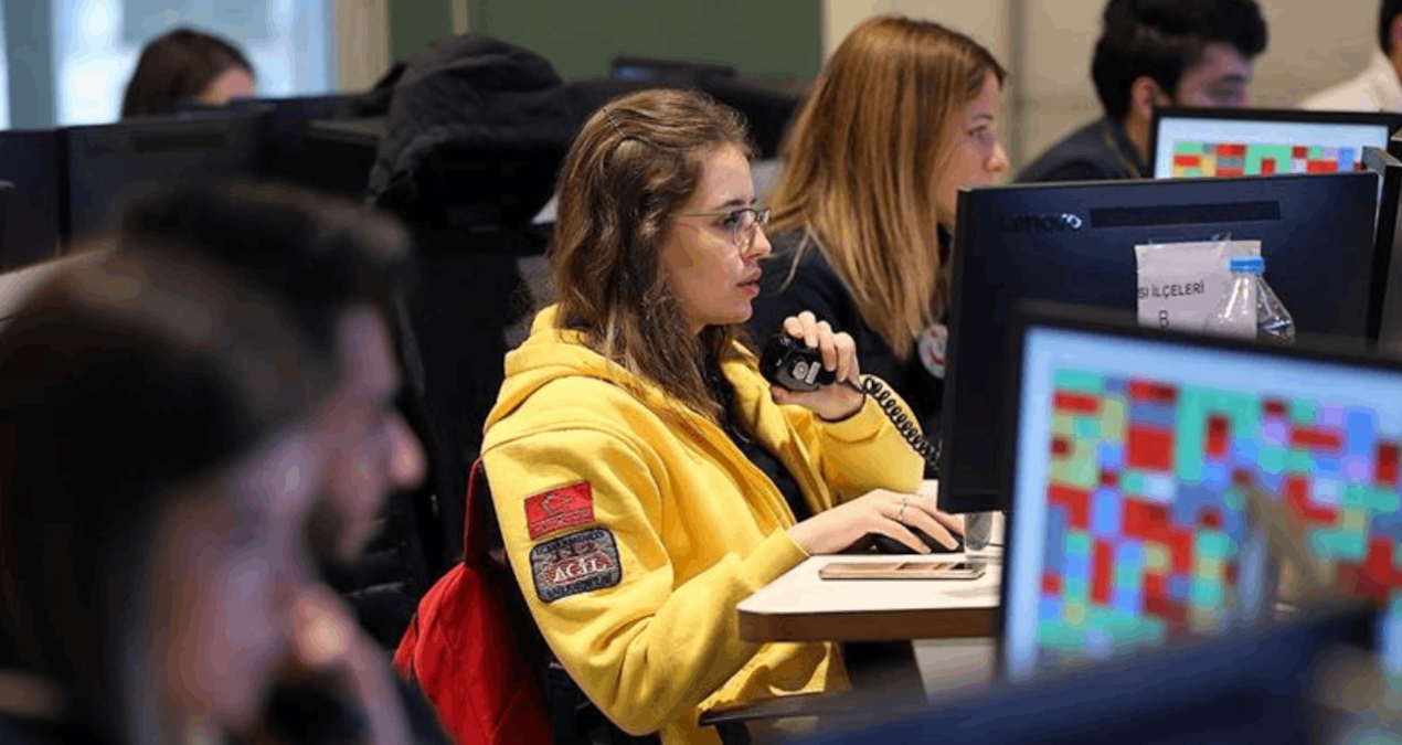 Panikleyen anneyi yönlendiren 112 çalışanı, telefonda hayat kurtardı