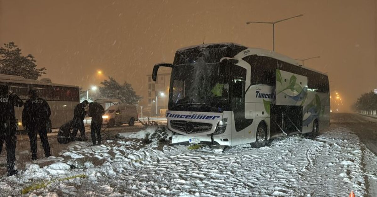 Erzincan’da yolcu otobüsü direğe çarptı: 2 yaralı